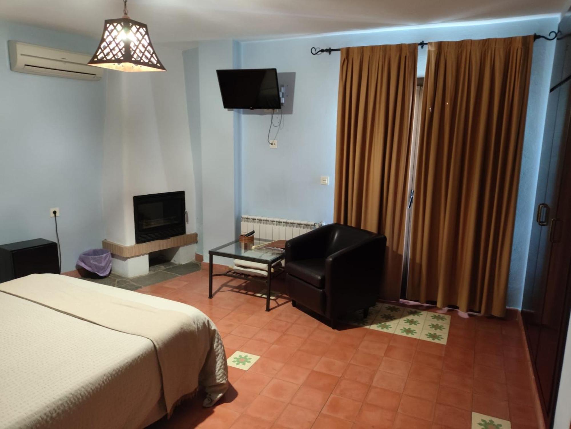 Hotel Rural La Posada De Las Cigueenas Jerez De Los Caballeros Ngoại thất bức ảnh